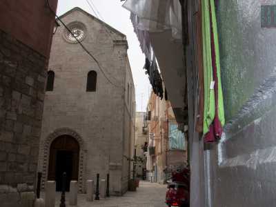 Ci basta camminare altri 50 metri per scorgere sulla sinistra la chiesa, delimitata da dissuasori in pietra e ferro